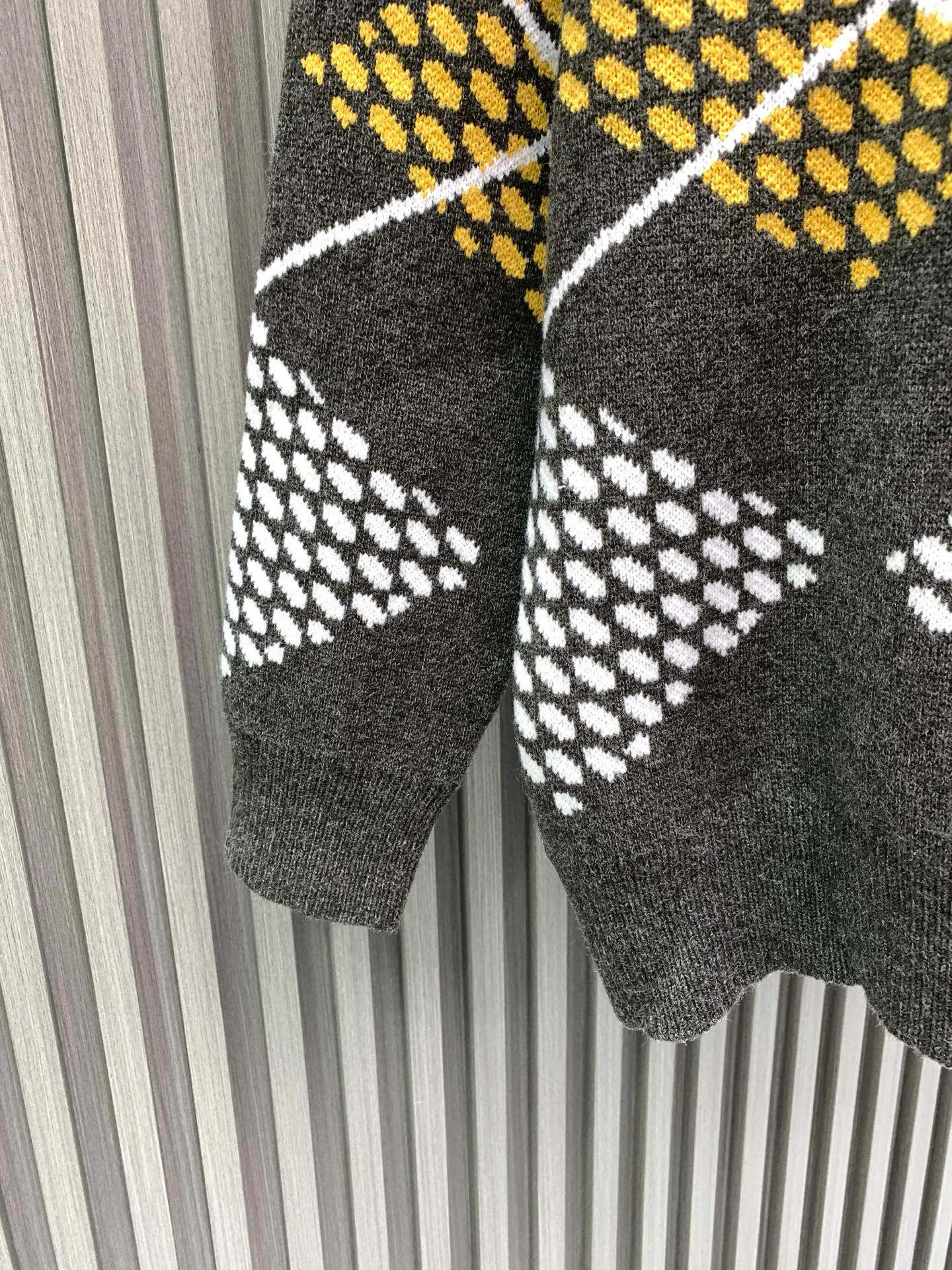 🅿️400 🀄️ Louis Vuitton 💥𝗟𝗩 | 𝟮5𝘀𝘀New ing This graphic jumper stands out with the collection’s Damier Argyle pattern Made from heavy yellow-gray knitted jacquard Fabric with a chic texture This heritage-inspired design reinterprets the iconic House Damier in a retro plaid pattern Marque on the chest 1.V*itton De💰*sée pattern This vibrant piece adds a bold accent to everyday looks Regular fit All-over Damier Argyle Jacquard Marque 1.Vu*tt*n De💰osée Center front Ribbed collar Cuffs and hem Unisex